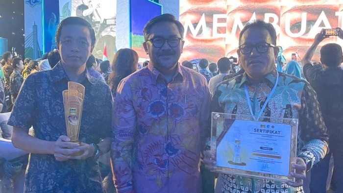 Kepala Dinas Kominfotik Riau Ikhwan Ridwan dan Kabid IKP Eriadi Fahmi dikala menemukan penghargaan. (Dok Diskominfitik Riau)