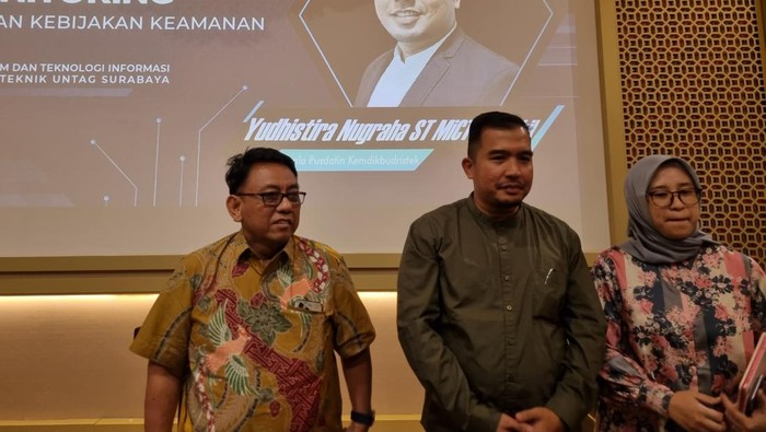 Kepala Pusdatin Kemendikbud Ristek, Yudhistira Nugraha (tengah) saat di Untag Surabaya