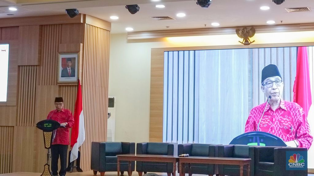 Ketua Dewan Persusuan Nasional Teguh Boediyana dalam acara pemberian penghormatan Bapak Peternak Sapi Perah Rakyat dan Koperasi Susu di Auditorium Kemenkop UKM, Jakarta, Kamis (10/10/2024). (CNBC Indonesia/Martyasari Rizky)