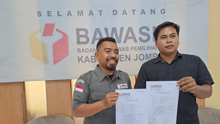 Ketua Lembaga Pemantau Pilkada Jombang GeNaH Hendro Suprasetyo melaporkan politik uang ke Bawaslu setempat