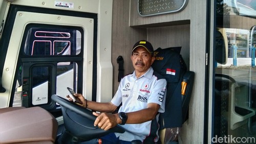 Kisman, sopir sleeper bus New Surabaya Indah jurusan Bima-Mataram, Nusa Tenggara Barat (NTB). (Foto: Rafiin/detikBali)