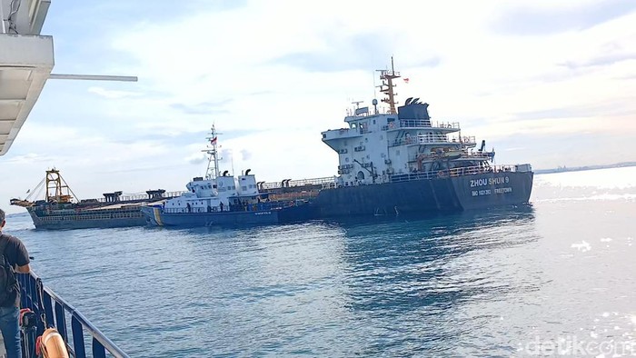 KKP tangkap dua kapal isap pasir berbendera Malaysia di perairan Batam, Kepri. (Alamudin Hamapu/detikSumut)