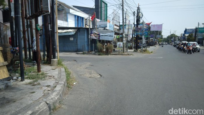 Kondisi jalan rusak dan berlubang di Jalan Ciremai Raya Kota Cirebon