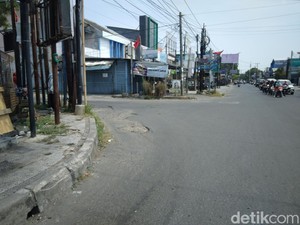 Lubang di Simpang Empat Jl Ciremai Raya Bikin Pengendara Kaku
