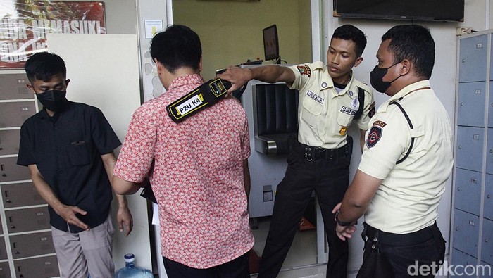 KPK Tingkatkan Tata Kelola Rutan untuk Cegah Praktik korupsi Petugas memeriksa pengunjung sebelum memasuki Rumah Tahanan (Rutan) KPK di Gedung Merah Putih KPK, Jl Kuningan Persada Jakarta, Kamis (10/10/2024). KPK berkomitmen untuk meningkatkan tata kelola Rutan KPK melalui kegiatan inspeksi mendadak (Sidak) rutin serta dialog langsung dengan pengunjung dan tahanan yang bertujuan untuk mencegah adanya praktik-praktik korupsi.