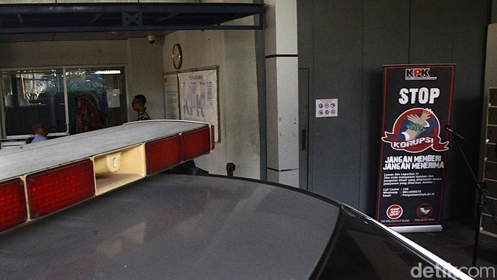 Petugas memeriksa pengunjung sebelum memasuki Rumah Tahanan (Rutan) KPK di Gedung Merah Putih KPK, Jl Kuningan Persada Jakarta, Kamis (10/10/2024). KPK berkomitmen untuk meningkatkan tata kelola Rutan KPK melalui kegiatan inspeksi mendadak (Sidak) rutin serta dialog langsung dengan pengunjung dan tahanan yang bertujuan untuk mencegah adanya praktik-praktik korupsi.