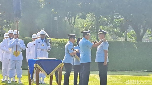 Porno seda talaba dgu Klubdagi hojatxonaning teshigidan sikish