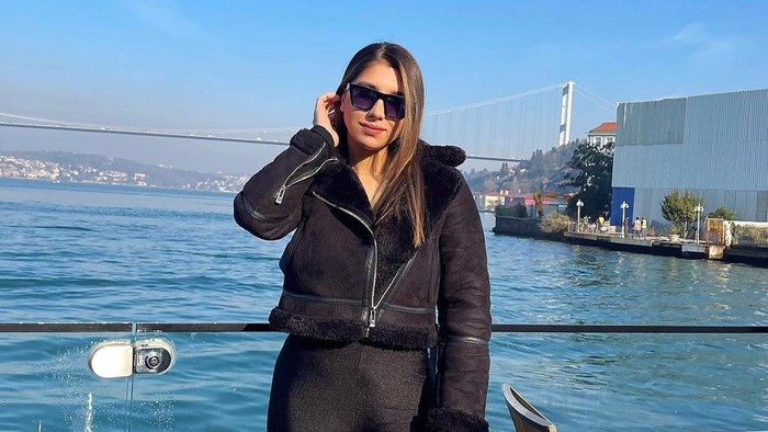 Liburannya Elif Karaarslan, wasit cantik Turki yang tersangkut skandal seks