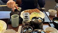 Paling sering liburan ke Jepang, Sandra berpose saat menikmati hidangan katsu di salah satu restoran mewah di Tokyo. Foto: Instagram Sandra Dewi