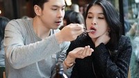 Terbilang romantis, Sandra dulu selalu mengunggah momen manis ketika sang suami menyuapinya makanan. Foto: Instagram Sandra Dewi