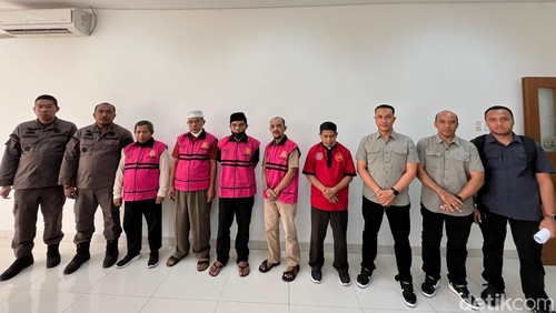 Lima tersangka kasus korupsi pengadaan kapal kayu Dinas Perhubungan Kabupaten Bima ditahan, Kamis (10/10/2024). (Ahmad Viqi/detikBali)