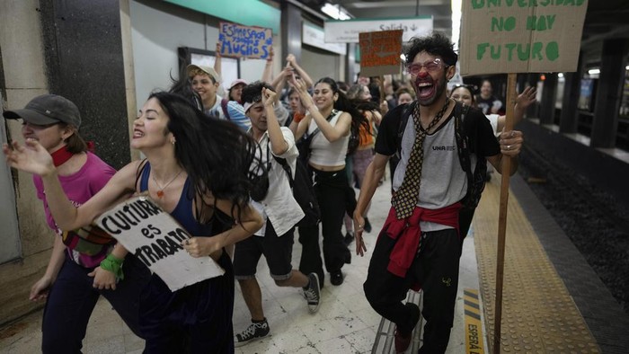 Para mahasiswa di universitas negeri terbesar Argentina melakukan aksi turun ke jalan, Rabu (9/10). Mereka protes janji Presiden Argentina Javier Milei soal UU pendanaan universitas.