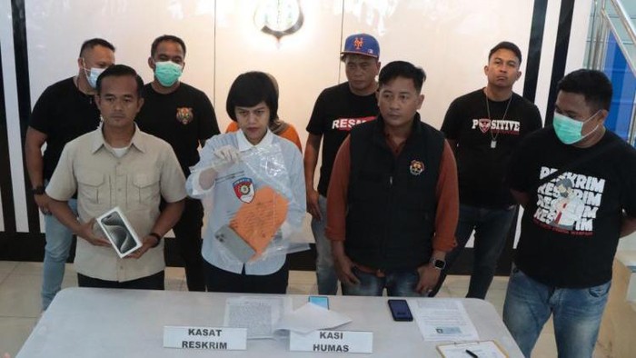 Karyawati ekspedisi berinisial HT (24) di Kota Manado, Sulawesi Utara (Sulut), mencuri 2 iPhone pelanggan.