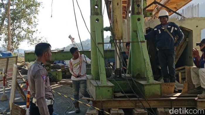 Jalan Poros Maros-Bone di Tompo Ladang, Kecamatan Mallawa, Kabupaten Maros, Sulawesi Selatan (Sulsel), kembali akan ditutup total selama 9 jam besok.