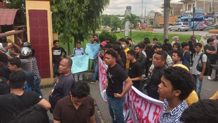 Massa dari AMSB saat aksi di Polda Sumut. (dok. Istimewa)
