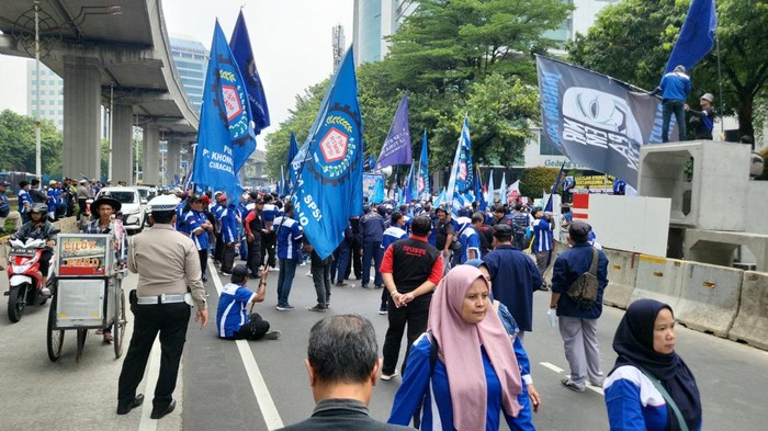 Massa demo di depan Kementerian Kesehatan, Jalan HR Rasuna Said, Kuningan, Jakarta Selatan.