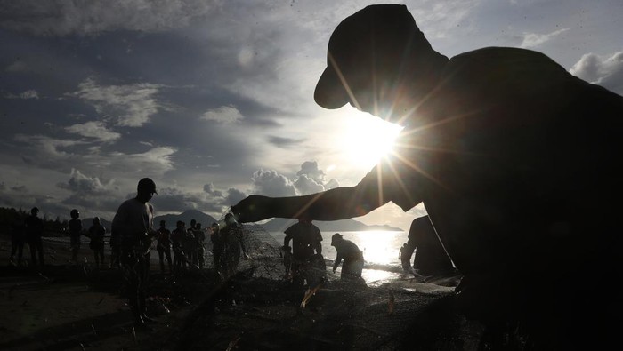 Melihat Nelayan Tradisional Aceh Menangkap Ikan Nelayan tradisional menangkap ikan menggunakan alat tangkap pukat darat di pantai wisata kilometer nol, Banda Aceh, Aceh, Rabu (9/10/2024). Lembaga hukum adat laot Aceh mendukung penerapan regulasi penangkapan ikan secara terukur sesuai peraturan Menteri Kelautan dan Perikanan nomor 28/2023 agar penangkapan ikan terkendali serta proporsional sehingga menjaga kelestarian sumber daya ikan dan lingkungannya. ANTARA FOTO/Irwansyah Putra/aww.