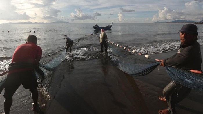 Melihat Nelayan Tradisional Aceh Menangkap Ikan Nelayan tradisional menangkap ikan menggunakan alat tangkap pukat darat di pantai wisata kilometer nol, Banda Aceh, Aceh, Rabu (9/10/2024). Lembaga hukum adat laot Aceh mendukung penerapan regulasi penangkapan ikan secara terukur sesuai peraturan Menteri Kelautan dan Perikanan nomor 28/2023 agar penangkapan ikan terkendali serta proporsional sehingga menjaga kelestarian sumber daya ikan dan lingkungannya. ANTARA FOTO/Irwansyah Putra/aww.