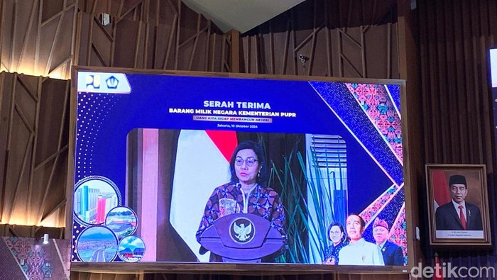 Menteri Keuangan Sri Mulyani Indrawati dalam acara Serah Terima BMN Kementerian PUPR di Auditorium Kementerian PUPR, Jakarta Selatan, Kamis (10/10/2024).