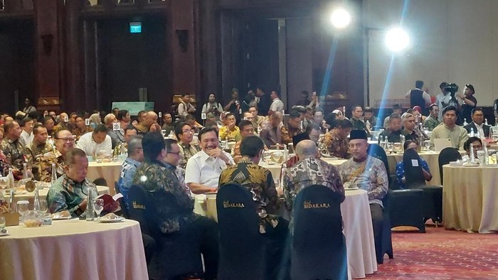 Menteri Pendayagunaan Aparatur Negara dan Reformasi Birokrasi (PAN-RB) Abdullah Azwar Anas meluncurkan buku biografinya berjudul Anti Mainstream Bureaucracy.