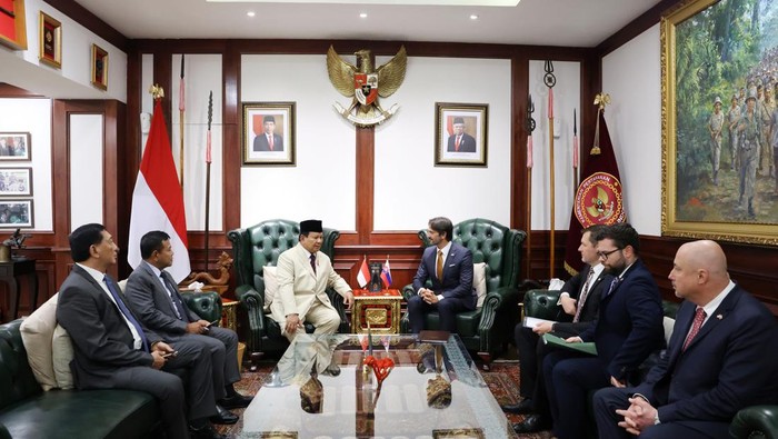 Menteri Pertahanan RI Prabowo Subianto menerima kunjungan kehormatan dari Deputi Perdana Menteri dan Menteri Pertahanan Republik Slovakia Robert Kaliňák