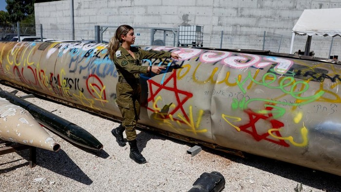 The remains of a Kheibar Shekan and a Emad ballistic missiles are displayed by Israel's military in Julis army base, days after an attack by Iran on Israel, in southern Israel, October 9, 2024. REUTERS/Amir Cohen