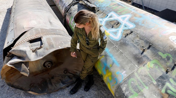 Militer Israel Pamerkan Puing-puing Rudal dari Serangan Iran The remains of a Kheibar Shekan and a Emad ballistic missiles are displayed by Israel's military in Julis army base, days after an attack by Iran on Israel, in southern Israel, October 9, 2024. REUTERS/Amir Cohen