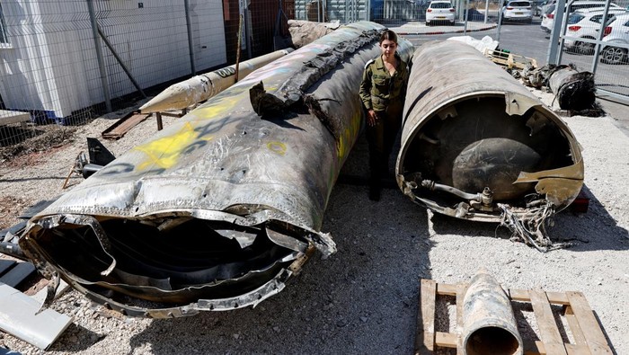 The remains of a Kheibar Shekan and a Emad ballistic missiles are displayed by Israel's military in Julis army base, days after an attack by Iran on Israel, in southern Israel, October 9, 2024. REUTERS/Amir Cohen