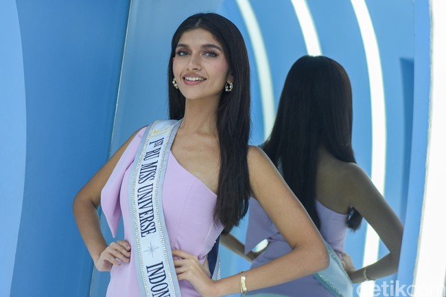 Fiza Javaid Khan memiliki tinggi 175 cm, dikenal sebagai seorang model sekaligus enterpreneur. Memiliki darah keturunan Pakistan-Indonesia, pesona wanita 23 tahun itu membawa pulang gelar runner up pertama Miss Universe Indonesia 2024. Foto: Hilalia Kani Juliana