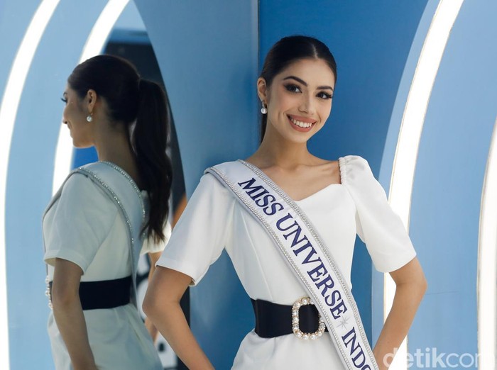 Miss Universe Indonesia 2024, Clara Shafira Krebs hadir dalam acara detikcom di Transmedia, Jakarta, Kamis (10/10/2024).