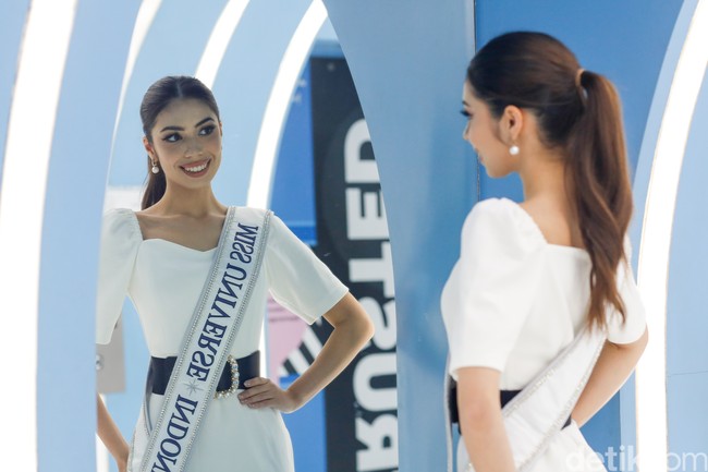 Wanita kelahiran 22 tahun ini mengungkapkan persiapan usai meraih gelar Miss Universe Indonesia 2024. ”Persiapannya sangat singkat. Saya mengikuti banyak pelatihan, satu paket yang komplit dan saya bersyukur karena bisa lebih berkembang. Saya persiapkan mental harus kuat dan kesehatan saya juga,” kata Clara saat berbincang di kantor Detikcom. Foto: Rafida Fauzia