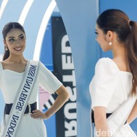Wanita kelahiran 22 tahun ini mengungkapkan persiapan usai meraih gelar Miss Universe Indonesia 2024. ”Persiapannya sangat singkat. Saya mengikuti banyak pelatihan, satu paket yang komplit dan saya bersyukur karena bisa lebih berkembang. Saya persiapkan mental harus kuat dan kesehatan saya juga,” kata Clara saat berbincang di kantor Detikcom. Foto: Rafida Fauzia