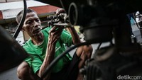 Mayoritas para pengemudi mobet kini telah lanjut usia, sebagian dari mereka mengaku telah membawa mobet hingga puluhan tahun. Ada pula yang memilih meneruskan profesi mobet kepada anaknya.
