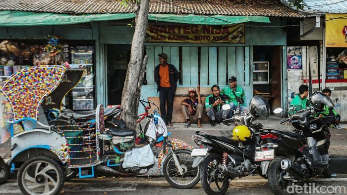 Mobet Menolak Punah Moda transportasi yang eksis di tahun 1970-an ini sempat menjadi primadona di masanya. Nasib Mobet baik, tak lekang oleh zaman meski teknologi terus menggerus.
Mobet adalah kendaraan bermotor roda tiga alias becak motor asli Jakarta. Mobet sendiri gabungan dari kata Mo yang artinya motor dan Bet yang artinya betjak. Jauh sebelum kendaraan listrik maupun ojek online merambah, mobet menjadi andalan transportasi warga Kemayoran dan sekitarnya.