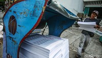 Meski harus bersaing dengan alat transportasi lainnya seperti ojek online, bajaj dan kendaraan pribadi namun mobet masih eksis hingga saat ini. Bahkan baik mobet maupun ojol mereka nampak menunggu orderan bersama di pinggir jalan.