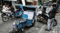 Para pengemudi mengaku tantangan saat ini yaitu jalanan yang kian menyempit seiring terus bertambahnya kendaraan pribadi sehingga terkadang harus bersenggolan dengan kendaraan lainnya.