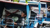 Dulu mobet menggunakan mesin asal China dan memiliki kayuh seperti sepeda, namun para pengemudi mengubahnya dengan memakai mesin motor karena lebih murah perawatannya.