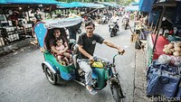 Mobet adalah kendaraan bermotor roda tiga alias becak motor asli Jakarta. Mobet sendiri gabungan dari kata Mo yang artinya motor dan Bet yang artinya betjak. Jauh sebelum kendaraan listrik maupun ojek online merambah, mobet menjadi andalan transportasi warga Kemayoran dan sekitarnya.