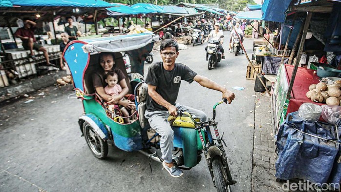 Mobet Menolak Punah Moda transportasi yang eksis di tahun 1970-an ini sempat menjadi primadona di masanya. Nasib Mobet baik, tak lekang oleh zaman meski teknologi terus menggerus.
Mobet adalah kendaraan bermotor roda tiga alias becak motor asli Jakarta. Mobet sendiri gabungan dari kata Mo yang artinya motor dan Bet yang artinya betjak. Jauh sebelum kendaraan listrik maupun ojek online merambah, mobet menjadi andalan transportasi warga Kemayoran dan sekitarnya.