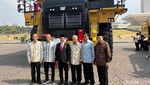 Momen Bahlil Foto Bareng Mantan Menteri ESDM di Truk Raksasa Milik Freeport