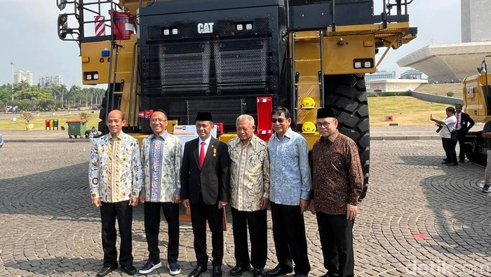 Momen Bahlil Foto Bareng Mantan Menteri ESDM di Truk Raksasa Milik Freeport Menteri ESDM Bahlil Lahadalia menghadiri HUT Pertambangan dan Energi ke-79 di Monas, Jakarta. Ia berfoto bersama mantan Menteri ESDM dan Wakil Menteri ESDM.