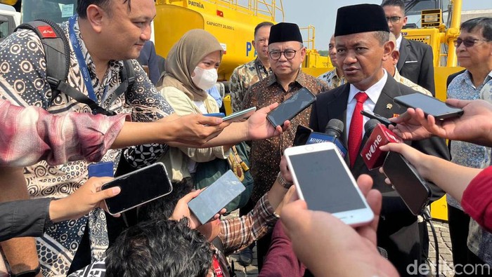 Menteri ESDM Bahlil Lahadalia menghadiri HUT Pertambangan dan Energi ke-79 di Monas, Jakarta. Ia berfoto bersama mantan Menteri ESDM dan Wakil Menteri ESDM.