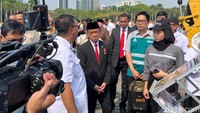 Dia juga mengatakan, perubahan iklim sudah ada di depan mata. Dia mengatakan, komitmen untuk mencapai net zero emission harus dijalankan. Oleh karena itu, pihaknya mendorong transisi energi. Dia juga mengatakan, perubahan iklim sudah ada di depan mata. Dia mengatakan, komitmen untuk mencapai net zero emission harus dijalankan. Oleh karena itu, pihaknya mendorong transisi energi.