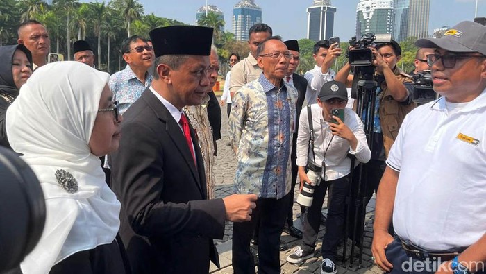 Menteri ESDM Bahlil Lahadalia menghadiri HUT Pertambangan dan Energi ke-79 di Monas, Jakarta. Ia berfoto bersama mantan Menteri ESDM dan Wakil Menteri ESDM.