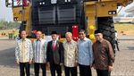 Momen Bahlil Foto Bareng Mantan Menteri ESDM di Truk Raksasa Milik Freeport