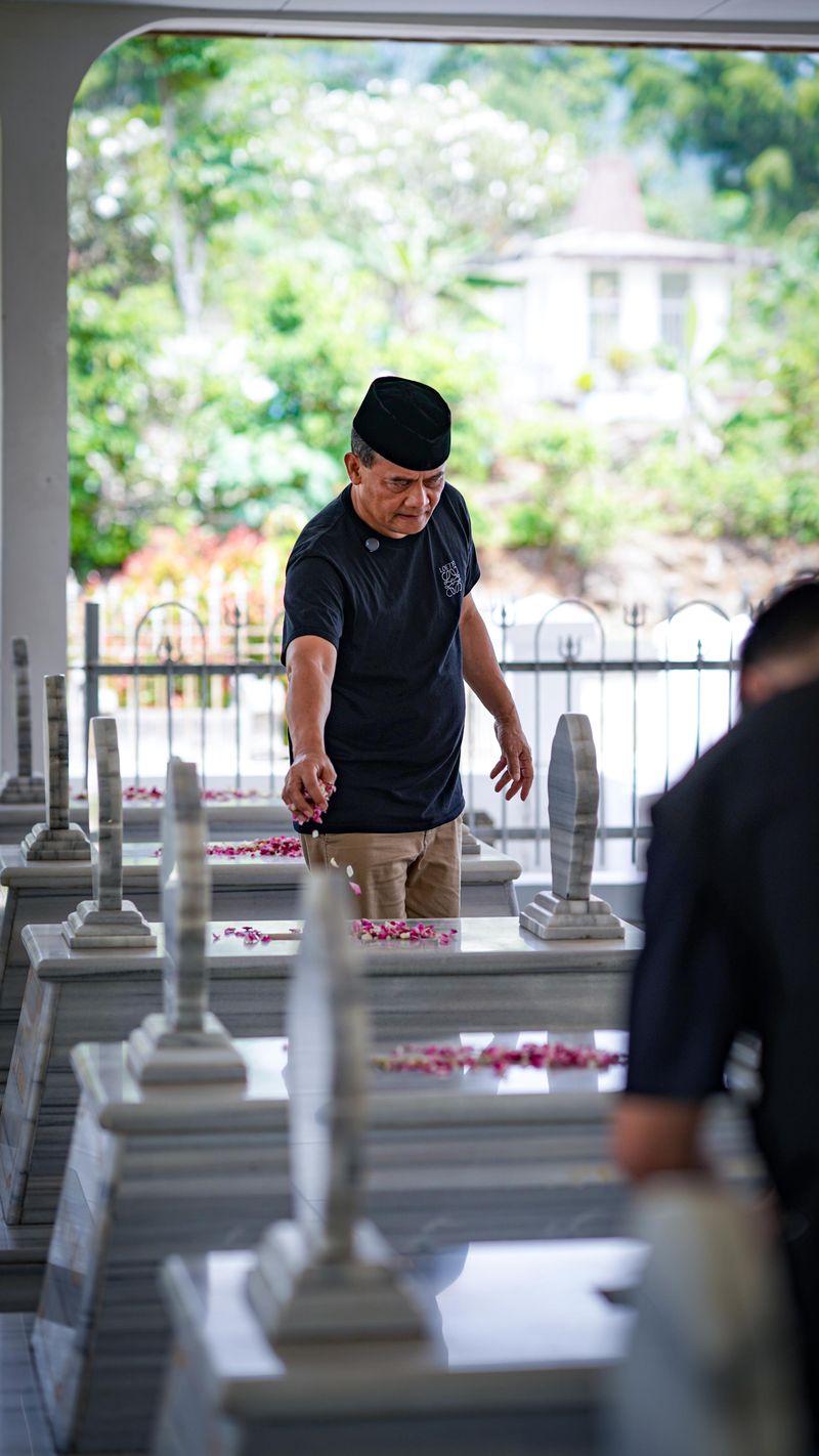 Momen Luthfi Ziarah Ke Makam Leluhur Prabowo di Banyumas
