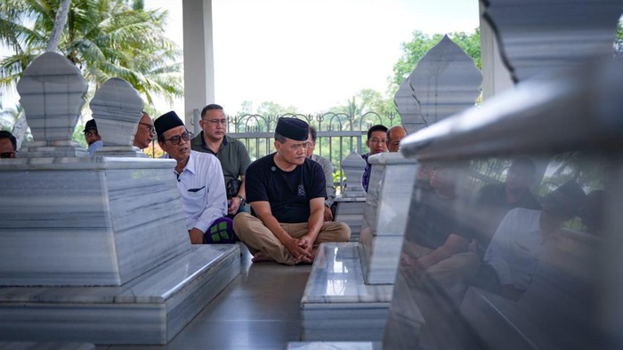 Momen Luthfi Ziarah Ke Makam Leluhur Prabowo di Banyumas