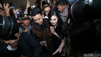 Sandra Dewi tidak mengatakan apapun saat tiba di Pengadilan.  