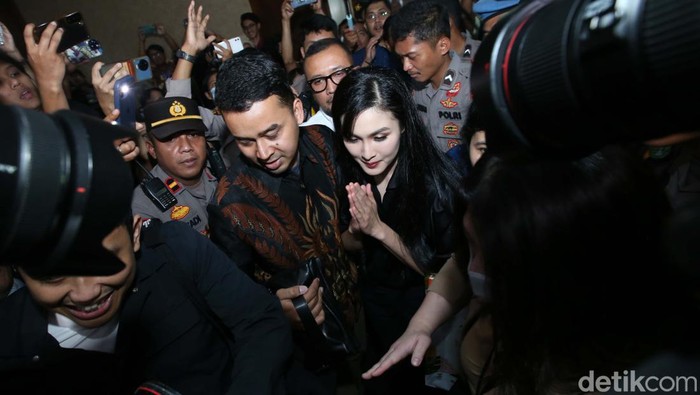 Momen Sandra Dewi Tiba di Ruang Sidang, Bersaksi untuk Harvey Moeis Sandra Dewi tiba di Pengadilan Tipikor Jakarta. Sandra Dewi akan bersaksi di sidang suaminya, Harvey Moeis, yang jadi terdakwa kasus korupsi pengelolaan timah.