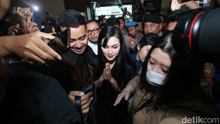Sandra Dewi tiba di Pengadilan Tipikor Jakarta. Sandra Dewi akan bersaksi di sidang suaminya, Harvey Moeis, yang jadi terdakwa kasus korupsi pengelolaan timah.